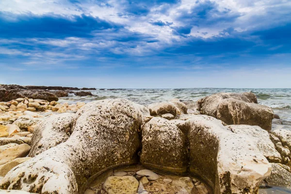 Formaciones Rocosas Mar Adriático Verano Bajo Una Cálida Luz Nocturna — Foto de Stock