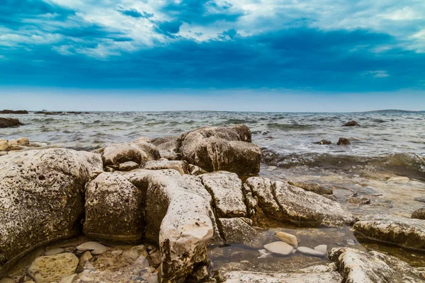 Klippformationer Vid Adriatiska Havet Sommaren Varmt Kvällsljus — Stockfoto