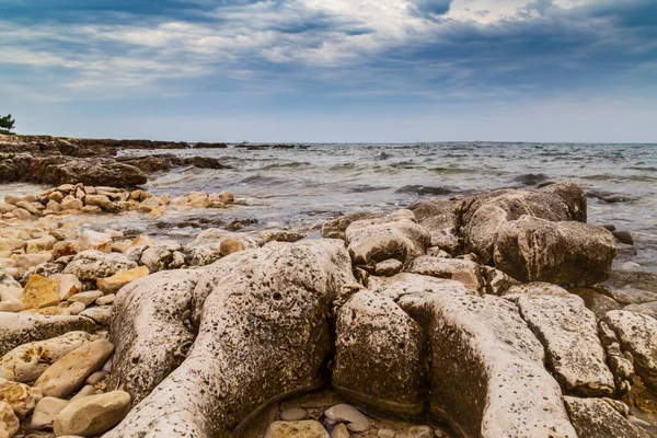 Yaz aylarında Adriyatik Denizi 'nde sıcak akşam ışığı altında kaya oluşumları