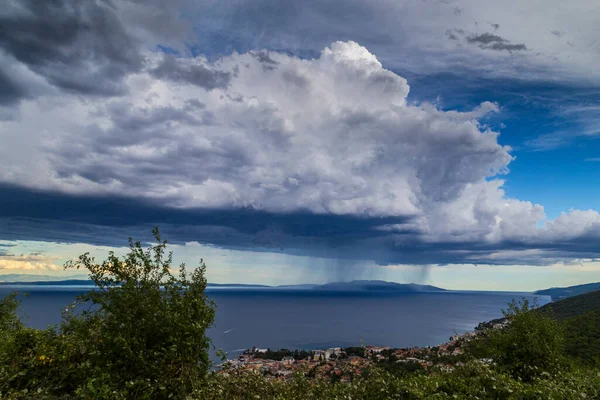 Drammatiche Nuvole Tempesta Pioggia Sul Mare Adriatico Estate Foto Stock