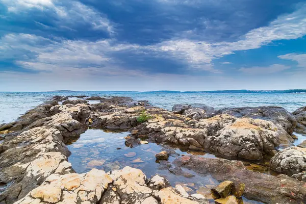 Yaz Aylarında Adriyatik Denizi Nde Sıcak Akşam Işığı Altında Kaya Telifsiz Stok Imajlar