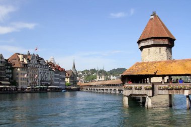 Ünlü tahta köprüden Lucerne, İsviçre.