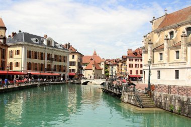 Eski şehir ve nehir Thiou Annecy, Fransa.