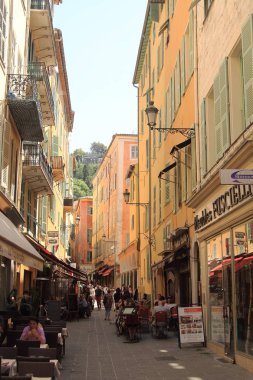 Nice, Fransa - 29 Haziran 2018. Geleneksel lokali Restoran, Nice, Fransa tarihi kent yaya caddesi.