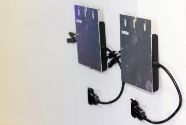 Güneş enerjisi endüstrisi için elektrik akımı için mikro dönüştürücü ekipmanı kopyalama alanı olan beyaz duvarda