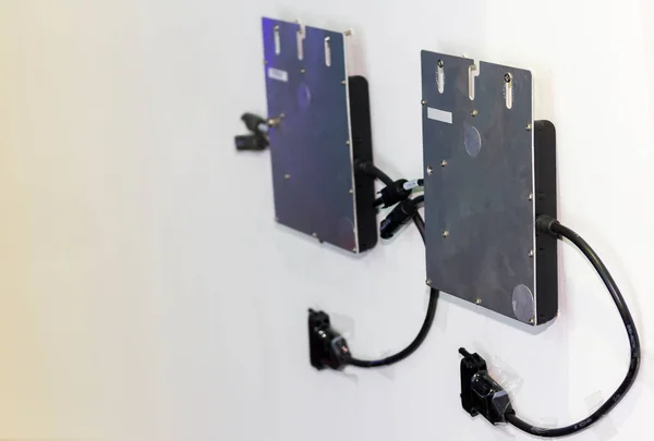 Güneş enerjisi endüstrisi için elektrik akımı için mikro dönüştürücü ekipmanı kopyalama alanı olan beyaz duvarda