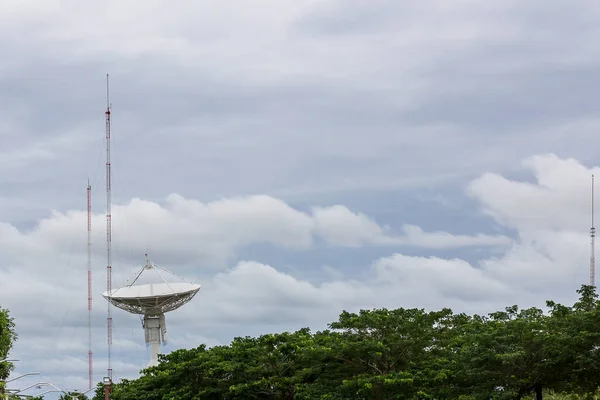 Hoogtechnologische Satellietschotel Radiotelescopen Station Radioantenne Paal Bewolkte Hemel Dag — Stockfoto