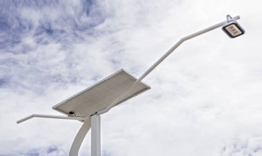 Bulutlu ve mavi gökyüzü arka planında güneş ışığı