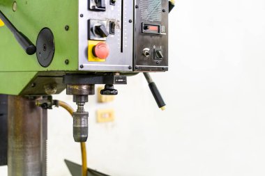 Endüstriyel üretim için dikey masa sondaj makinesinin Milli ve Chuck matkap tutucusu