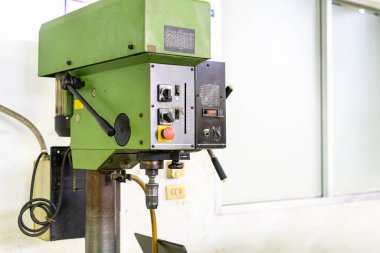 Endüstriyel üretim için dikey masa sondaj makinesinin kontrol paneli Milli ve Chuck tutucu sondajı