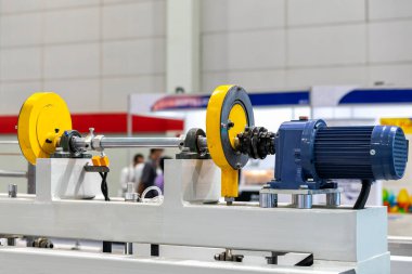 Sanayi için krank mili çekici plakası ve uzay makinesinin diğer ekipmanlarıyla elektrik motor montajı