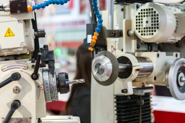 Uç değirmeni kapat veya fabrikadaki otomatik & yüksek hassasiyetli alet bileyicisi tarafından bileme işlemi sırasında matkaplar