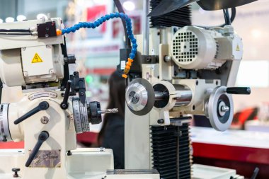 Fabrikadaki otomatik & yüksek hassasiyetli alet bileyicisi tarafından öğütülme sırasında son değirmen veya matkaplar