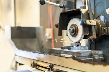 Döndürme sırasında kesme veya öğütme çarkını kapat veya yüksek doğruluk ve fabrikada endüstriyel metal işi bitirmek için otomatik yüzey öğütme makinesi üzerinde ürünle çalış