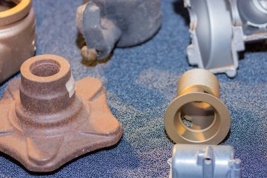 Patlama işleminden önce ve sonra birçok ürün sergileniyor ve çelik topa konuyor.