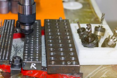Yüksek duyarlı vida iplik tıklatma makinesi ile iş parçası ve musluk aleti ile collet veya aksesuarlar fabrikada