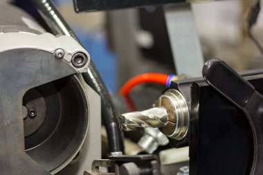 Uç değirmen ya da matkaplar, fabrikadaki bileyici makineler tarafından bileyleniyor.