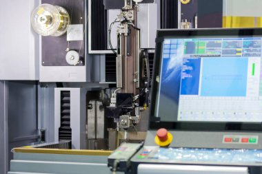 Atölyedeki yüksek duyarlı cnc tel kesme makinesi