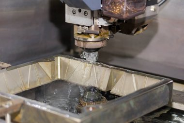 Atölyedeki yüksek duyarlı cnc tel kesme makinesi
