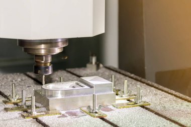 fabrikadaki otomatik parça imalatı için yüksek duyarlı cnc makine merkezi