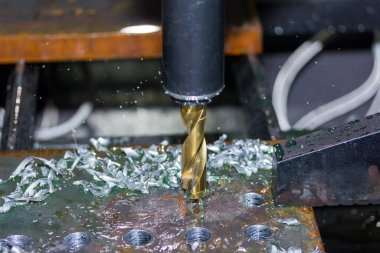 Otomatik sondaj makinesinin kapatma aracı soğutucu su ile soğutma ile metalde delik açar