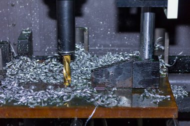 Otomatik sondaj makinesinin kapatma aracı soğutucu su ile soğutma ile metalde delik açar