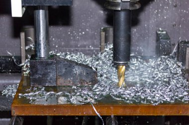Otomatik sondaj makinesinin kapatma aracı soğutucu su ile soğutma ile metal delik açmak ve buhar buharlaşmak