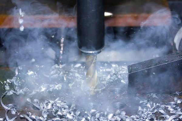 Feche Ferramenta Máquina Perfuração Automática Faça Furo Metal Com Refrigerar — Fotografia de Stock