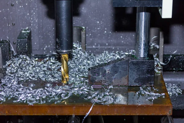 Otomatik sondaj makinesinin kapatma aracı soğutucu su ile soğutma ile metalde delik açar