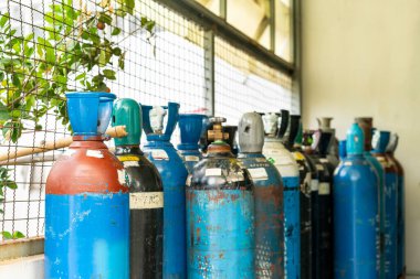 Endüstriyel kaynak işlemi için oksijen ve Argon gaz depolama çelik tankları fabrikanın dışındaki benzin deposunda üretiliyor.