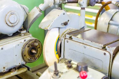 Endüstriyel üretim işlemleri için yüksek doğruluk yüzey silindirik öğütme makinesinin başlığını ve öğütme çarkını kapatın