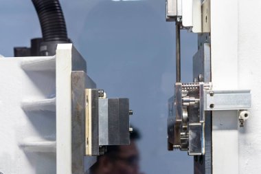 Seri üretim veya endüstriyel üretim için yüksek basınçlı enjeksiyon kalıbı üzerine metal küf veya plastik enjeksiyon kalıbı kurulumu