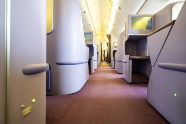 Arkadan park ederken uçağın ya da yolcu uçağının içi boş.