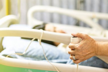 El ve düğme düğmelerini kapat ve koğuşta humma durumları olduğunda acil hemşire ya da doktor çağır.