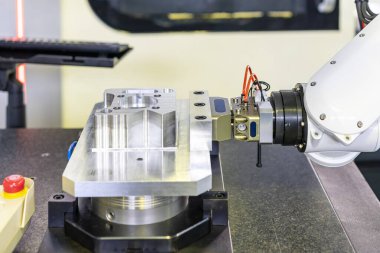 Hızlı ya da hızlı esnek tutucu kıskacı olan robot kolu ürün çalışma parçası ya da makine bölümü cnc makine merkezi biçiminde yakalama veya kaldırma sırasında