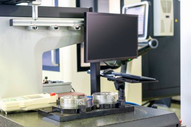 Hızlı ya da hızlı esnek tutucu klempi fabrikadaki otomatik denetim CM ölçüm makinesinin çalışma masasında çalışan ürün işyeri ayarları için