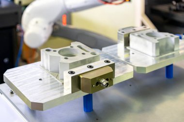 Cnc makine merkezinin robot kolu tarafından kaldırılması için hızlı ya da hızlı esnek tutucu kıskacı çalışma masasında bekleyin