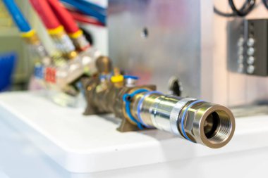 Aksesuarlar hızlı bir şekilde hidrolik veya pnömatik hortum bağlama sistemini bağlar ve plastik veya alüminyum enjeksiyon kalıpları endüstriyel üretim sürecinde kullanılır.