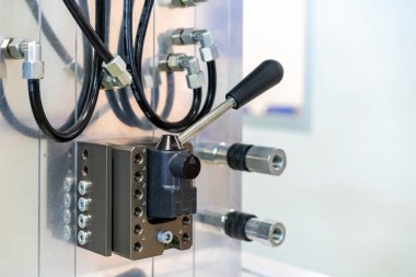 Aksesuarlar, endüstriyel üretim sürecinde plastik veya alüminyum enjeksiyon kalıbına uygun çok hızlı bağlantı bağlantıları hidrolik veya pnömatik kapakçık ve kapakçık değiştirme sistemi