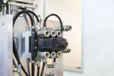 Aksesuarlar, endüstriyel üretim sürecinde plastik veya alüminyum enjeksiyon kalıbına uygun çok hızlı bağlantı bağlantıları hidrolik veya pnömatik kapakçık ve kapakçık değiştirme sistemi