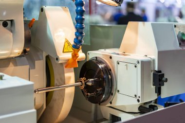 Fabrikadaki endüstriyel metal işçiliğinin üretim sürecinin yüksek doğruluk yüzeyi silindirik öğütme makinesi