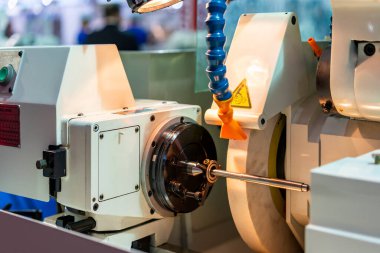 Fabrikadaki endüstriyel metal işçiliğinin üretim sürecinin yüksek doğruluk yüzeyi silindirik öğütme makinesi