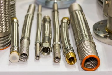 birçok çeşit paslanmaz çelik hortum ve yüksek ve orta sıcaklıkta kanat ya da sanayi için basınçlı bir sistem.