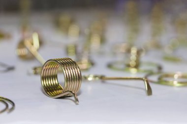 Endüstriyel sanayi için esnek metal bobin yayının parlak altın rengini kapat