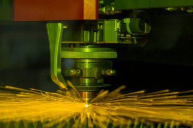 Endüstriyel lazer ve plazma kesici çelik levha veya kıvılcım saçan metal levhaları kapatın