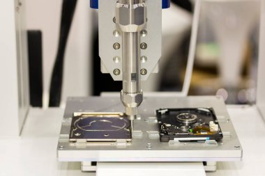 Fabrikada yüksek hassasiyet ve nozül cihazı teknolojisi ve otomatik yapıştırıcı makinesi iğnesini kapat (yapıştırıcı enjeksiyonu)