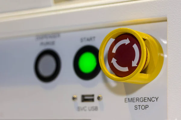 Feche Botão Parada Emergência Painel Controle Máquina Para Segurança Fábrica — Fotografia de Stock