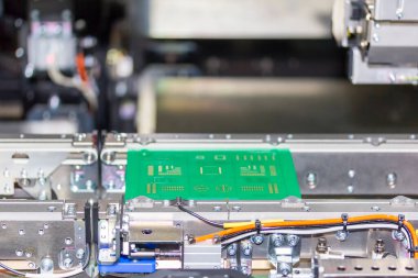 PCB LED otomatik seçim ve montaj elektronik paneli için yer değiştirme makinesinin ileticisi üzerindeki baskı devre kartını (pcb) kapat