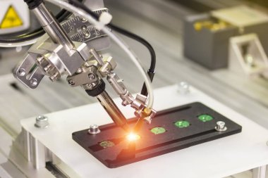 Fabrikada montaj elektrik devre kartı (PCB) için otomatik robot lehimleme