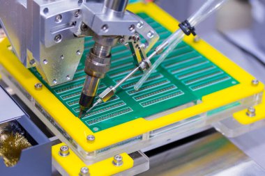 Fabrikada montaj elektrik devre kartı (PCB) için otomatik robot lehimleme